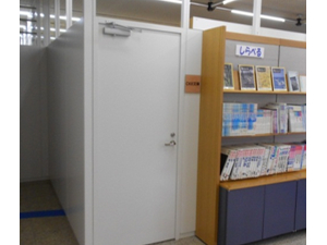 図書、写真等を保管しています。
